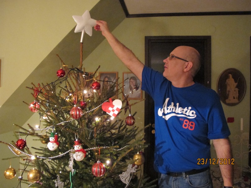Pappa sätter upp julstjärnan! :D